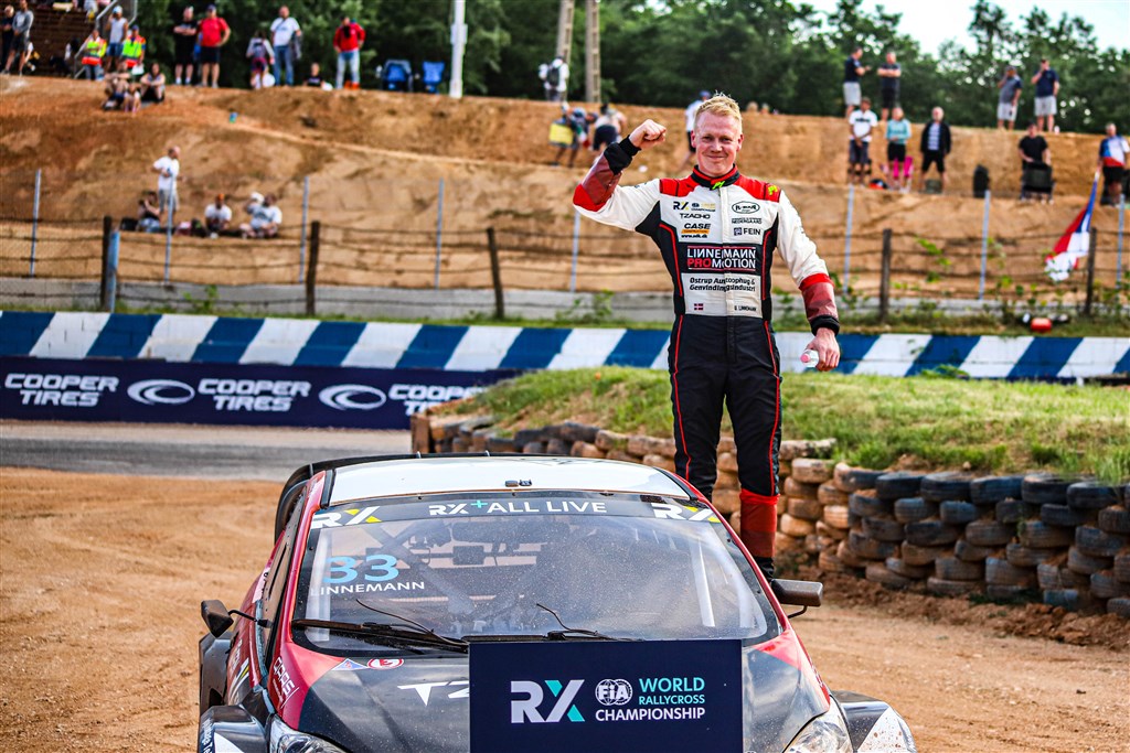 Ulrik med hans Ford Fiesta efter han vandt 3. pladsen af første afdeling i Europamesterskabet.
(Foto: Jakub Nitka, Linnemann Promotion)